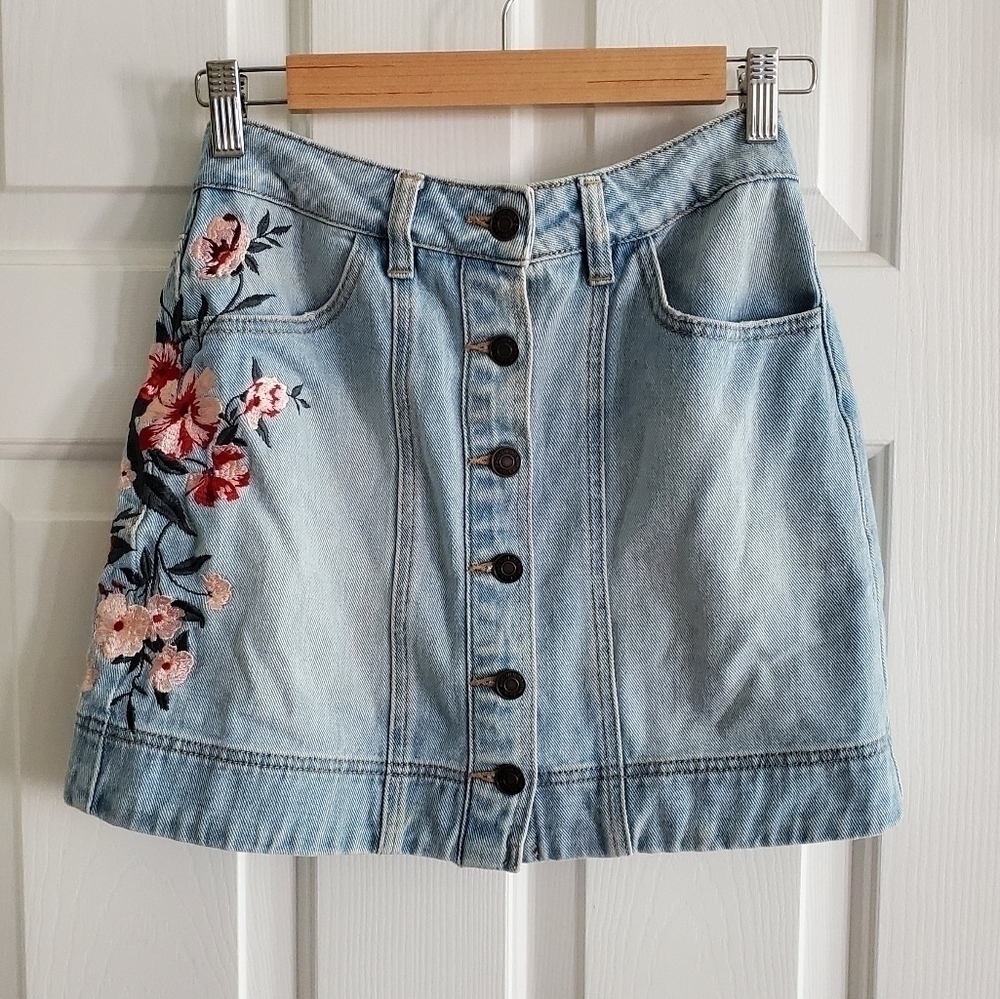Pacsun Denim Mini Skirt Embroidered Flowers Size 25 Light Wash Jean Button Down